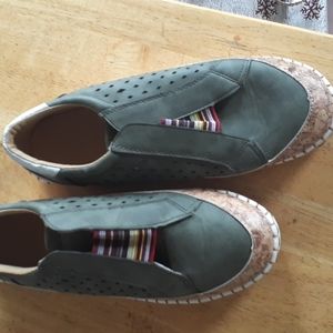 Green casual light weight tennis shoes.